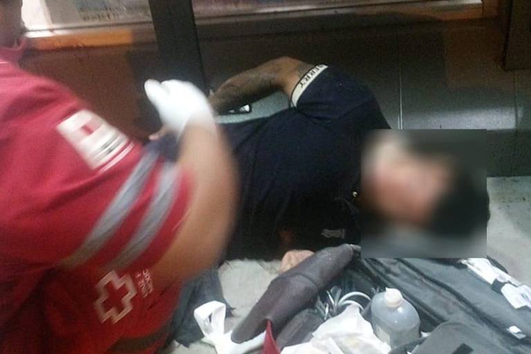 Paramédicos atendieron al joven que resultó herido por esquirlas de explosivo en Escuinapa.