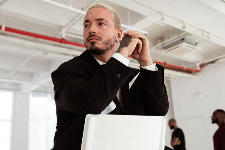 Reaparece J Balvin grabando un videoclip