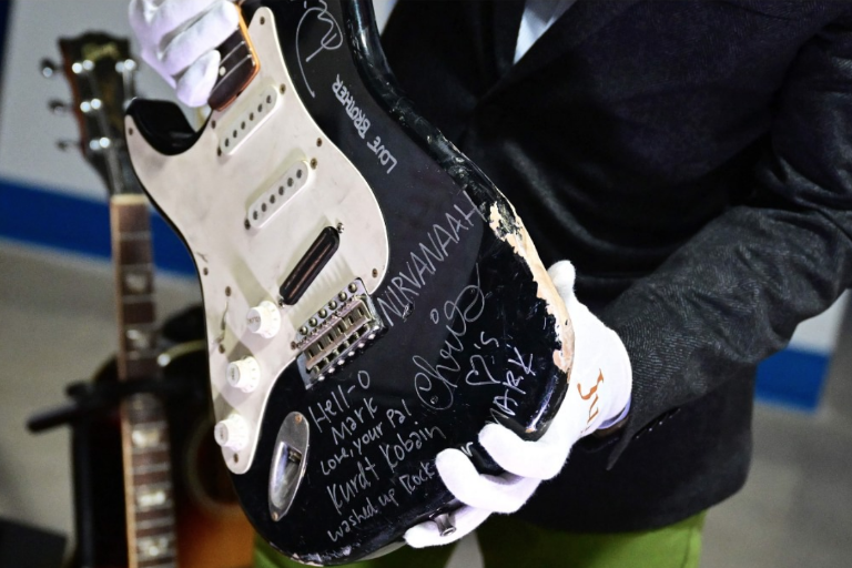 Venden guitarra destrozada de Kurt Cobain en casi 600 mil dólares