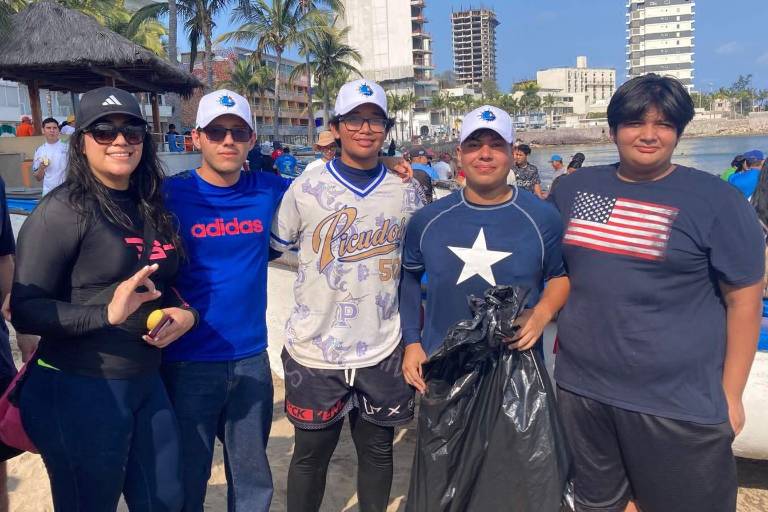 Mazatlecos participan en la jornada de limpieza de playa, en Mazatlán