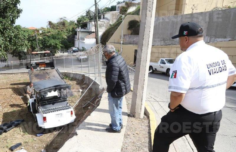 $!Pulmonía vuelca en el Cerro de la Nevería, Mazatlán, tras presunta falla en frenos; reportan lesionados leves