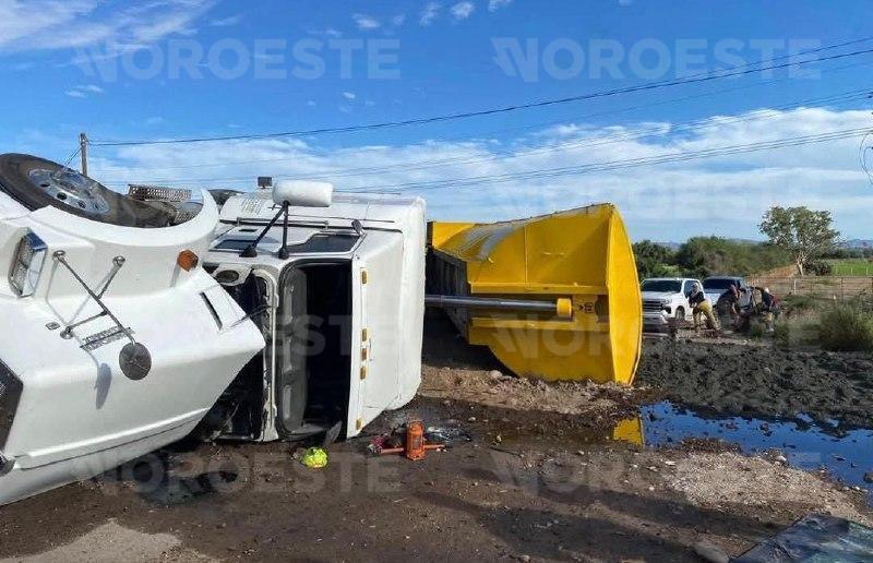 $!Tráiler pierde el control en curva y vuelca en la carretera a El Carrizo