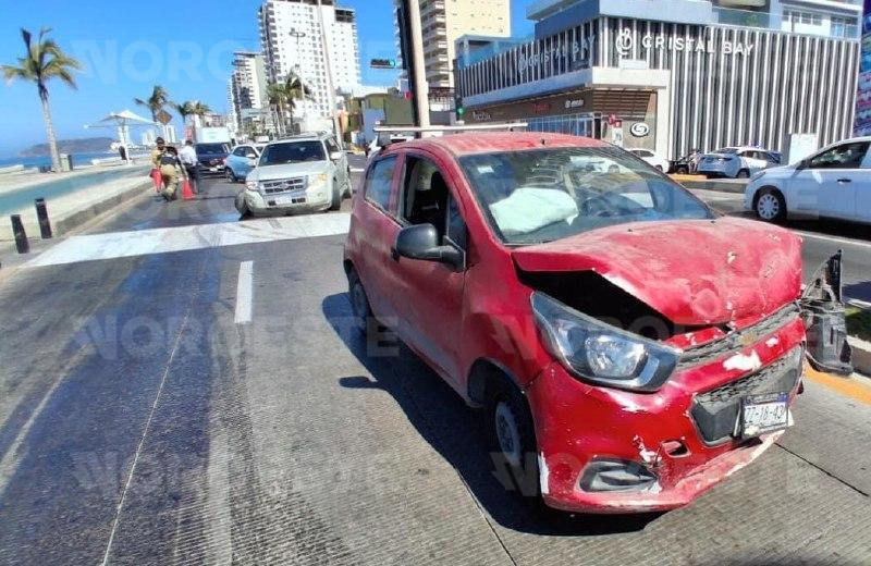 $!Choque en avenida del Mar colapsa la circulación en Mazatlán; no hubo lesionados