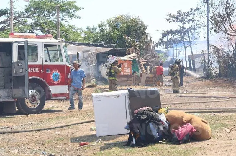 $!Voraz incendio arrasa cinco viviendas en Casa Redonda; vecinos huyen con sus pertenencias