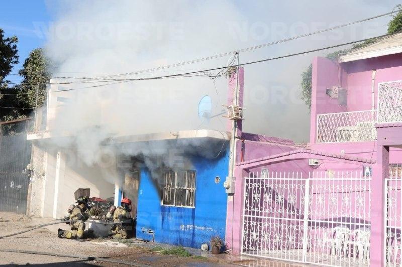 $!Se incendia vivienda en la Colonia Flores Magón, en Mazatlán; evacuan centro de rehabilitación de mujeres