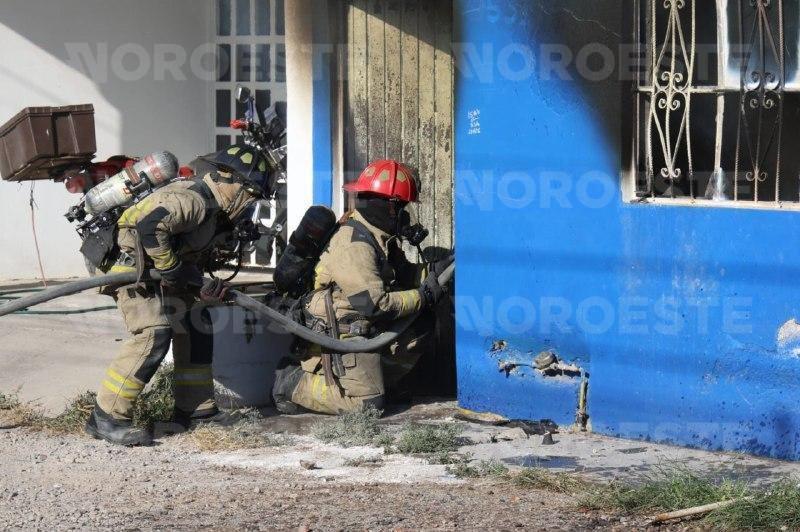 $!Se incendia vivienda en la Colonia Flores Magón, en Mazatlán; evacuan centro de rehabilitación de mujeres