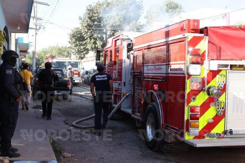 $!Se incendia vivienda en la Colonia Flores Magón, en Mazatlán; evacuan centro de rehabilitación de mujeres