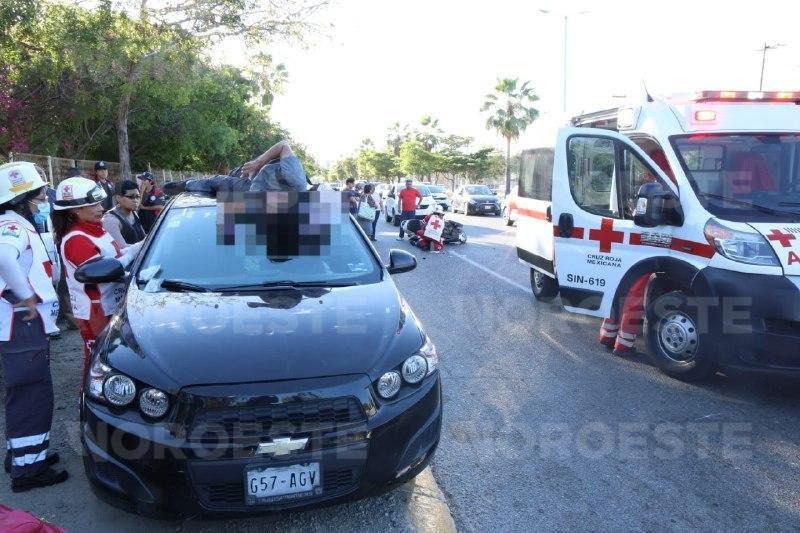 $!Dos mujeres lesionadas deja choque de moto con auto frente al Parque Central de Mazatlán
