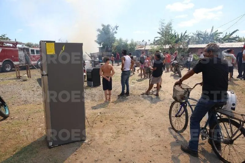 $!Voraz incendio arrasa cinco viviendas en Casa Redonda; vecinos huyen con sus pertenencias