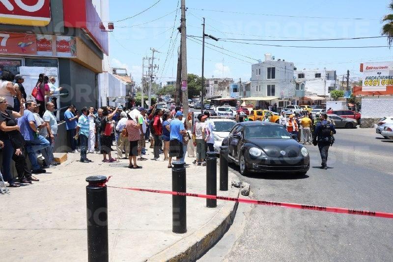 $!Fuga de gas moviliza a cuerpos de auxilio y provoca evacuación en clínica del IMSS en Mazatlán
