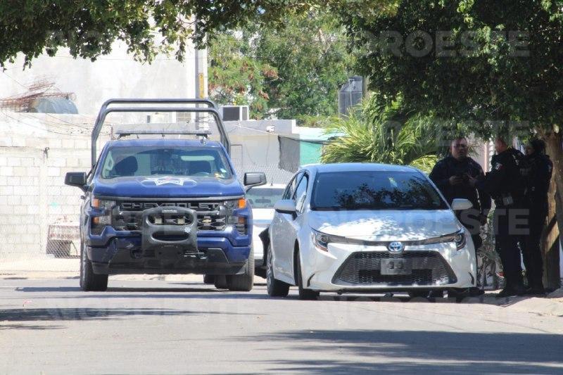 $!Persecución policial en Los Ángeles deja un vehículo asegurado y al menos un detenido, en Culiacán