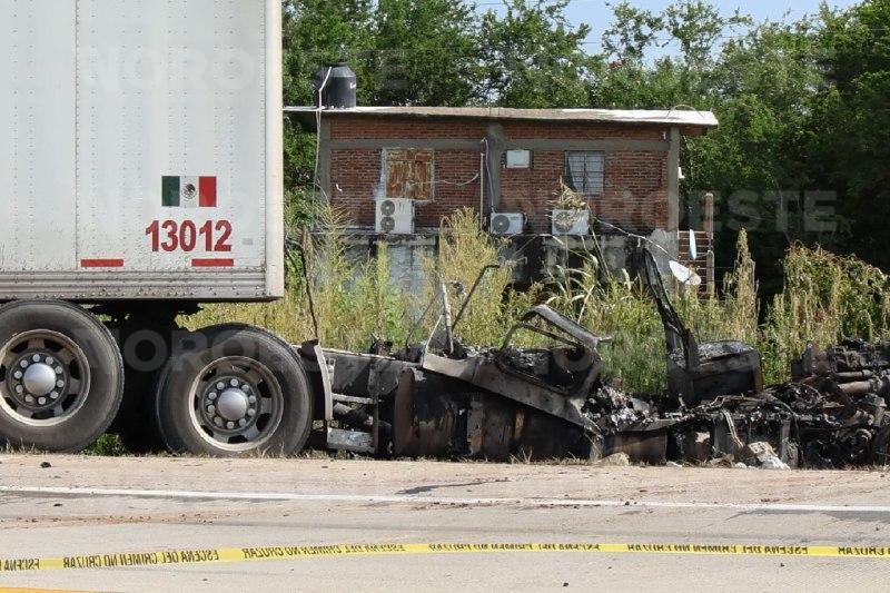 $!Muere conductor tras brutal choque frontal contra un tráiler en la autopista Tepic-Mazatlán