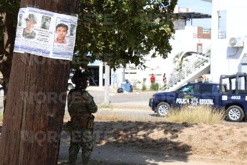 $!Buscadoras pegan fichas en colonias de Mazatlán; denuncian un año sin avances en caso de desaparecido