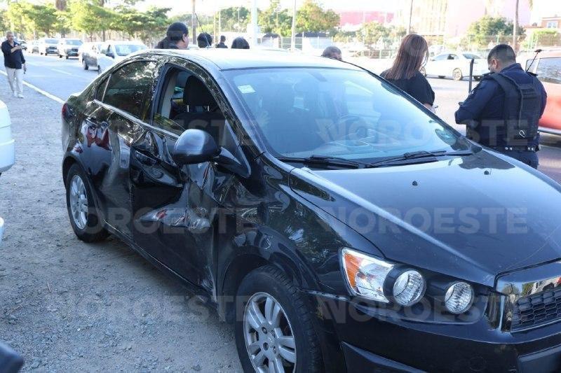 $!Dos mujeres lesionadas deja choque de moto con auto frente al Parque Central de Mazatlán