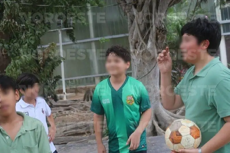 $!Dos mochilas, un balón y el sueño mundialista: jóvenes salen a jugar su propia cascarita