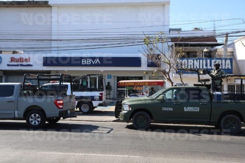 $!Hombre armado y encapuchado asalta sucursal bancaria en Mazatlán