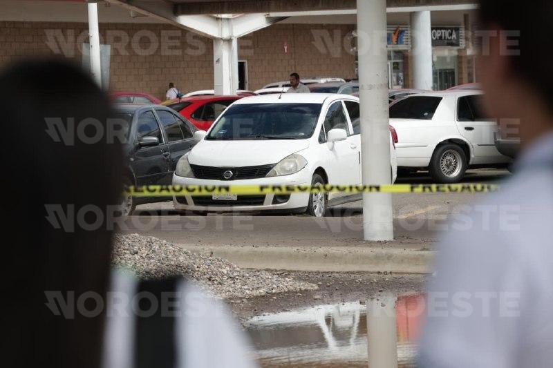 $!Asesinan a balazos a un hombre frente a supermercado en el Desarrollo Urbano Tres Ríos, Culiacán