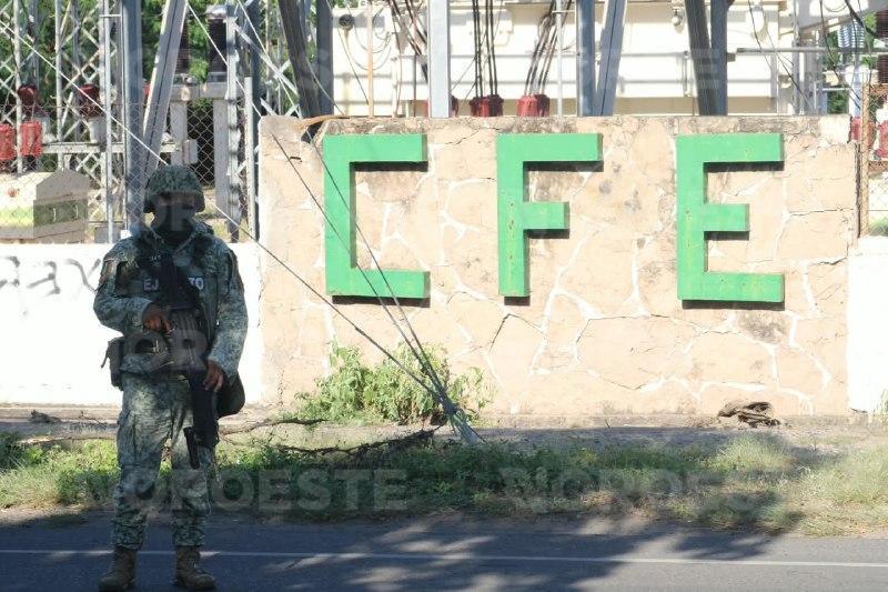 $!Arrojan cadáver con cartulina frente a subestación de CFE en Culiacán