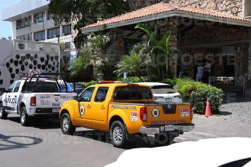 $!Mazatlán: hombre cae de noveno piso de hotel y muere en el lugar