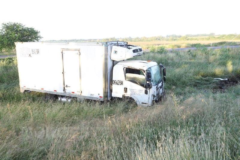 $!Camión de carga vuelca en la autopista Mazatlán-Culiacán; conductor y copiloto resultan ilesos
