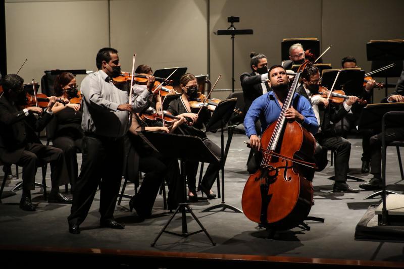 $!Los solistas Samuel Murillo en el violín y Luis Angüis en el contrabajo.