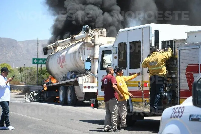 $!Se incendia pipa con alimento sobre la México 15 en San Miguel Zapotitlán