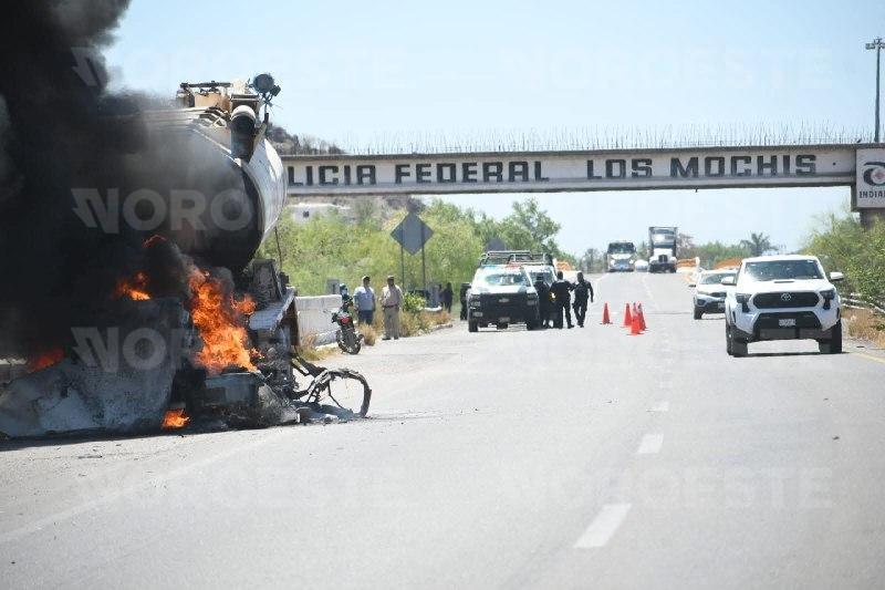 $!Se incendia pipa con alimento sobre la México 15 en San Miguel Zapotitlán