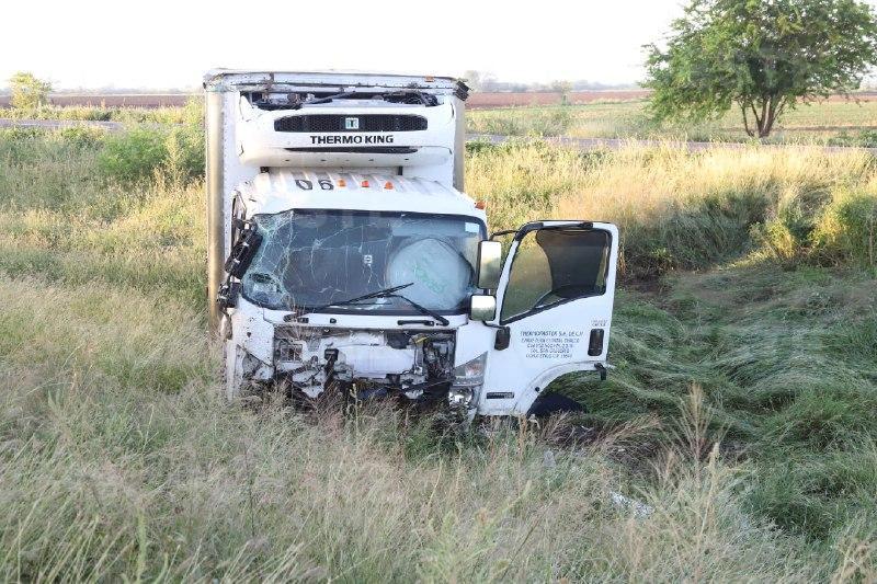 $!Camión de carga vuelca en la autopista Mazatlán-Culiacán; conductor y copiloto resultan ilesos