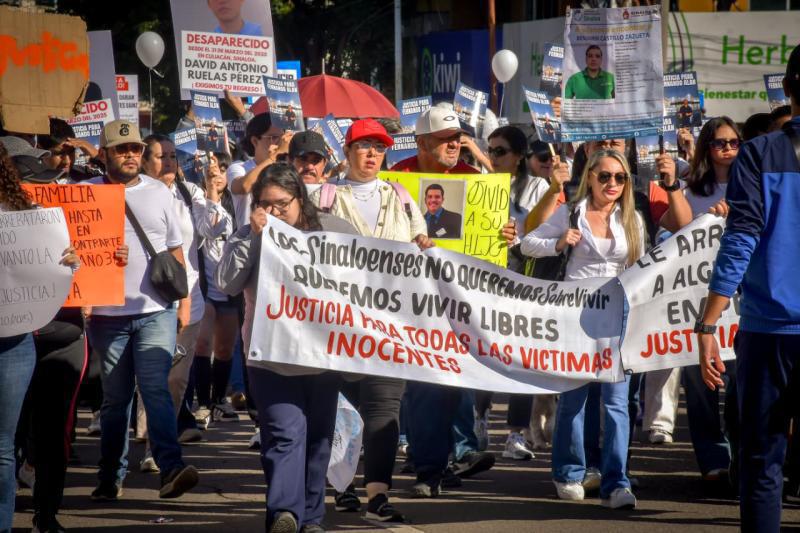 $!‘Fernando Alan no era un criminal’: marchan en Culiacán por justicia del joven muerto en operativo militar
