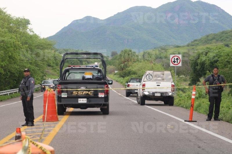 $!Hallan a hombre asesinado y esposado a un lado de la México 15, cerca de La Campana, al norte de Culiacán