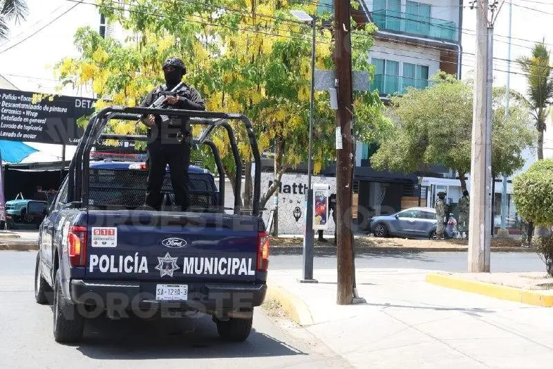 $!Hombre es atacado a tiros frente a torre de condominios en Mazatlán; agresores le disparan más de 15 veces