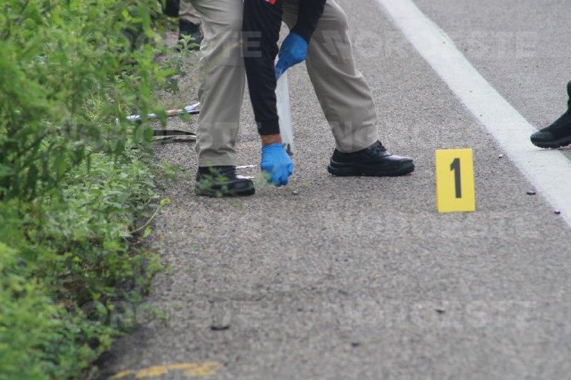 $!Hallan a hombre asesinado y esposado a un lado de la México 15, cerca de La Campana, al norte de Culiacán