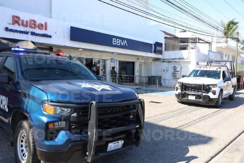 $!Hombre armado y encapuchado asalta sucursal bancaria en Mazatlán