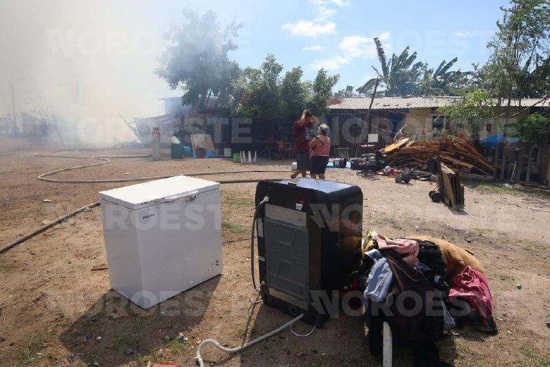 $!Voraz incendio arrasa cinco viviendas en Casa Redonda; vecinos huyen con sus pertenencias