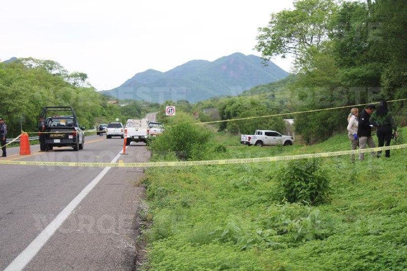 $!Hallan a hombre asesinado y esposado a un lado de la México 15, cerca de La Campana, al norte de Culiacán