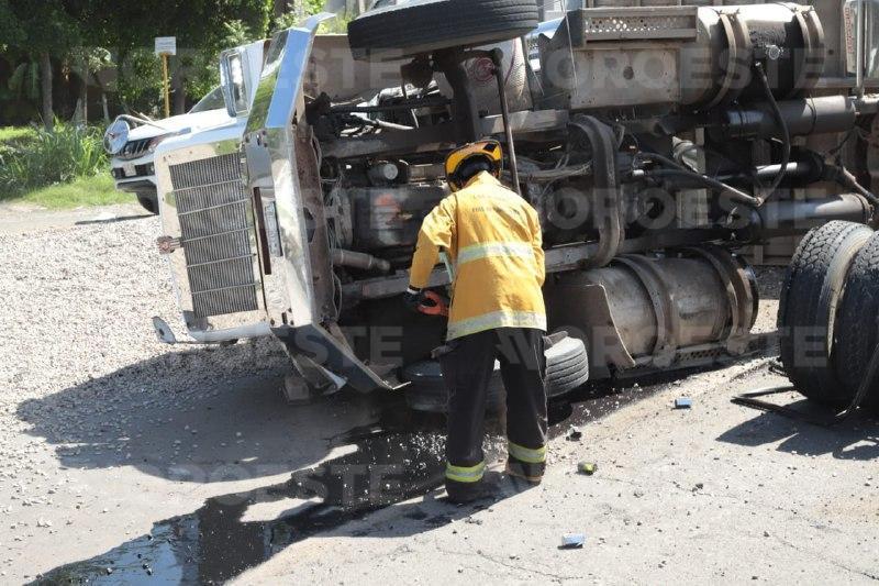 $!Vuelca camión con grava en la México 15 en Mazatlán; no hay lesionados