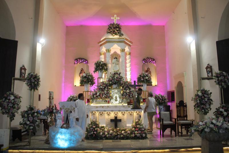 $!Josefina agradece con vestido a la Virgen de Loreto el que cuide de su familia e hijo cada que navega