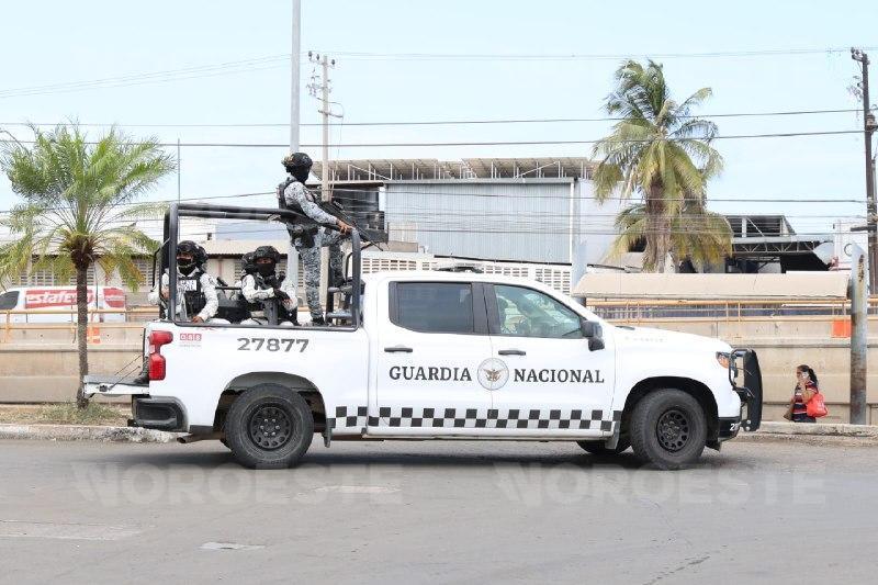 $!Frente a clientes, grupo armado se lleva a un hombre de estacionamiento en Mazatlán