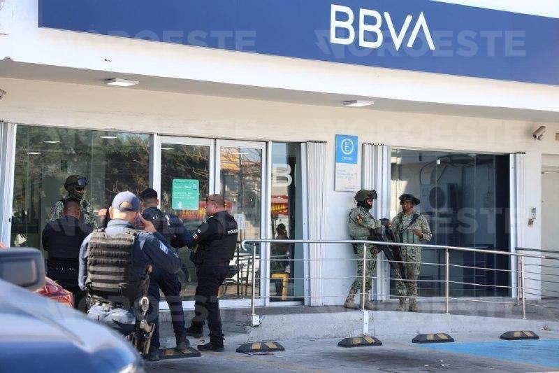$!Hombre armado y encapuchado asalta sucursal bancaria en Mazatlán