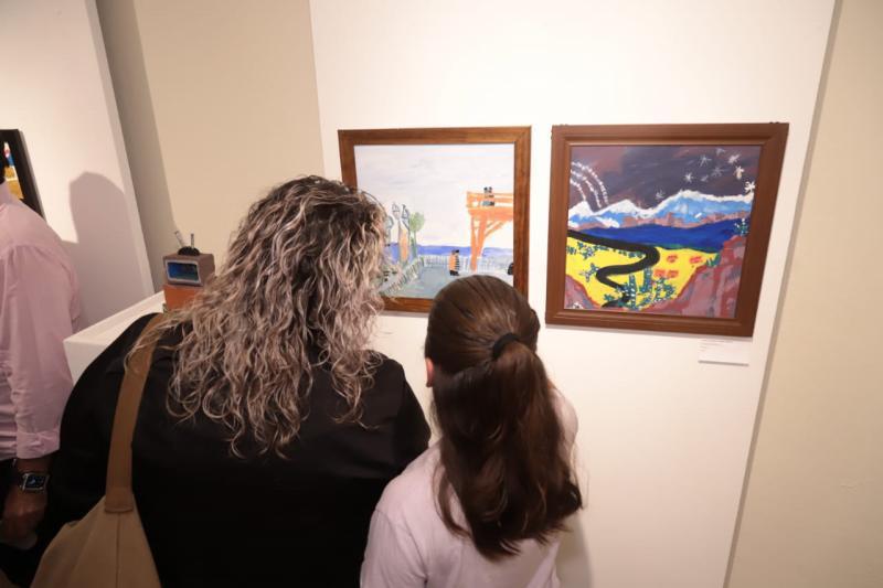 $!Niños y sus familiares recorren la exposición.