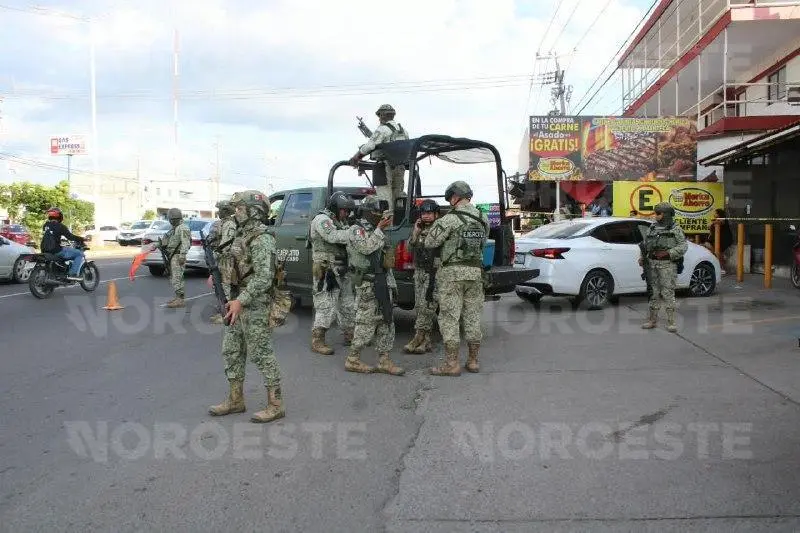 $!Balean vehículo con familia a bordo cerca del Mercado de Abastos, en Culiacán; conductor resulta herido
