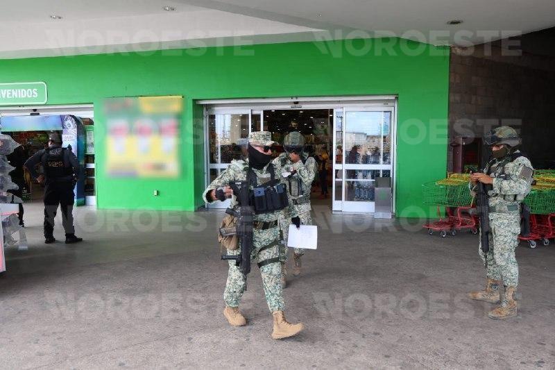 $!Frente a clientes, grupo armado se lleva a un hombre de estacionamiento en Mazatlán