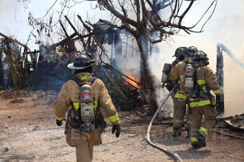 $!Voraz incendio arrasa cinco viviendas en Casa Redonda; vecinos huyen con sus pertenencias