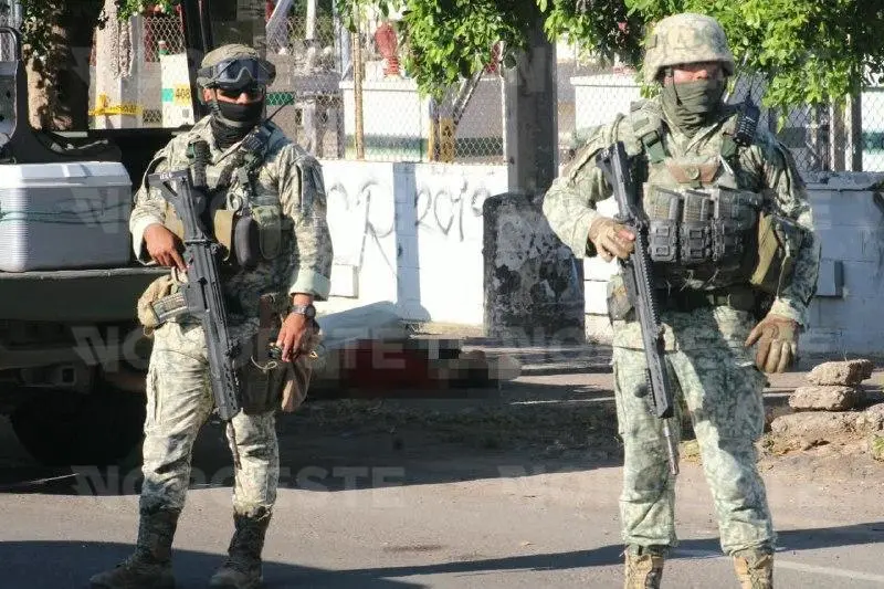 $!Arrojan cadáver con cartulina frente a subestación de CFE en Culiacán