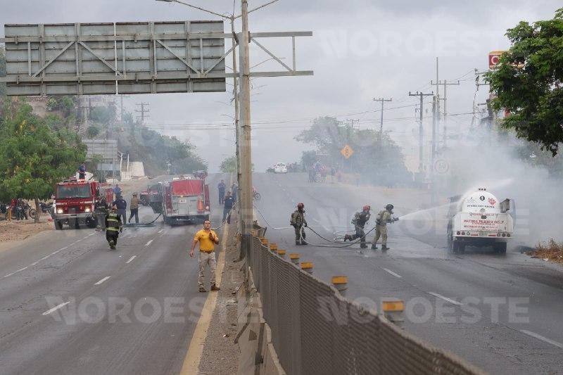 $!Incendio de pipa de gas provoca cierre total de la Carretera Internacional en Mazatlán