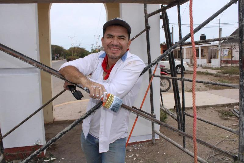 $!El artista trabajando en murales.