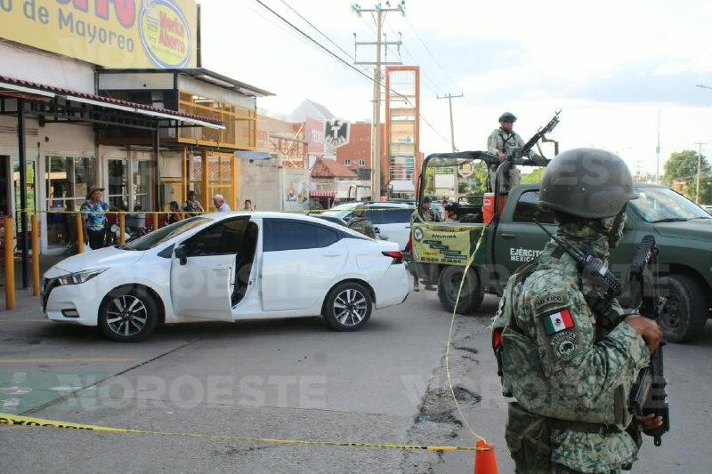 $!Balean vehículo con familia a bordo cerca del Mercado de Abastos, en Culiacán; conductor resulta herido
