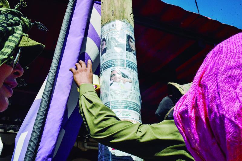 $!En Navolato, madres buscadoras colocan carteles con las fotografías de sus hijos desaparecidos.