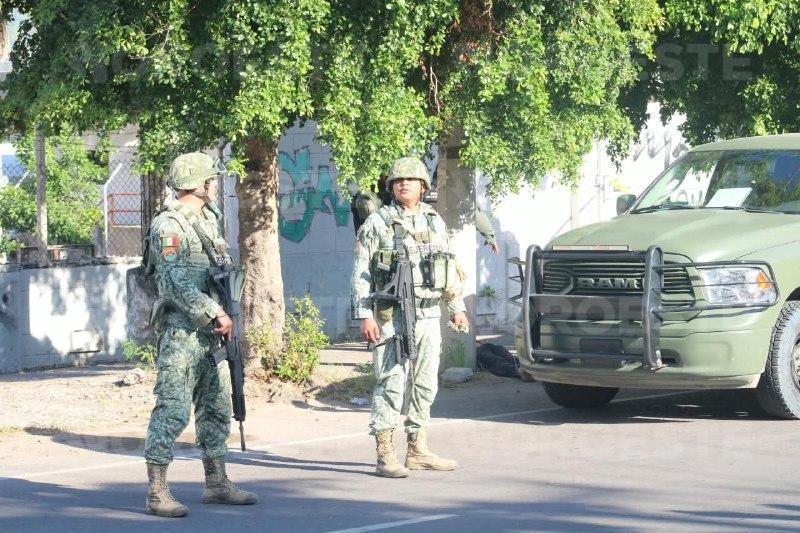 $!Arrojan cadáver con cartulina frente a subestación de CFE en Culiacán