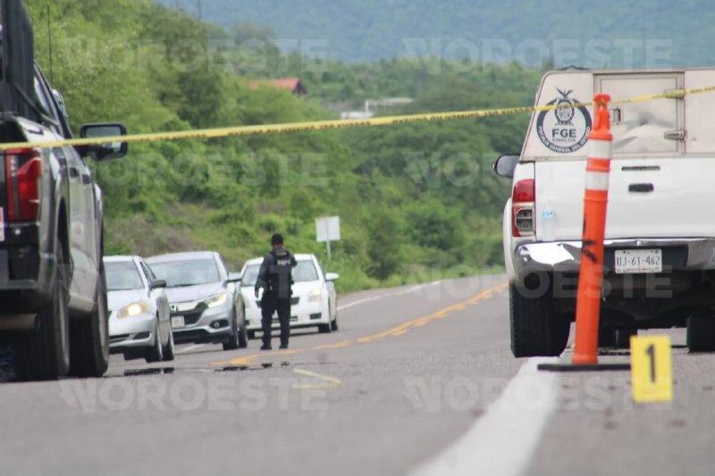 $!Hallan a hombre asesinado y esposado a un lado de la México 15, cerca de La Campana, al norte de Culiacán